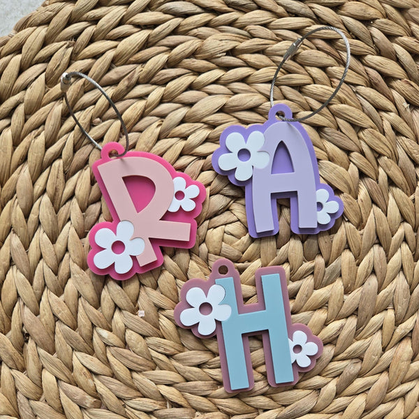 Daisy Initial Name Tag, Custom Floral Bag Charm, Flower Bag Tag with Acrylic Letter, Backpack Name Keychain, Name Bag Tag, Luggage Tag